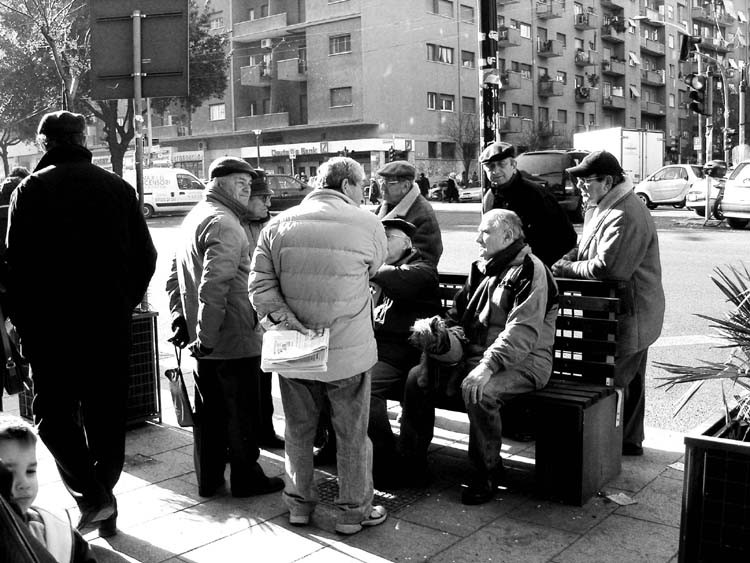 sabato mattina per viale marconi, roma....gruppo di anziani amici...