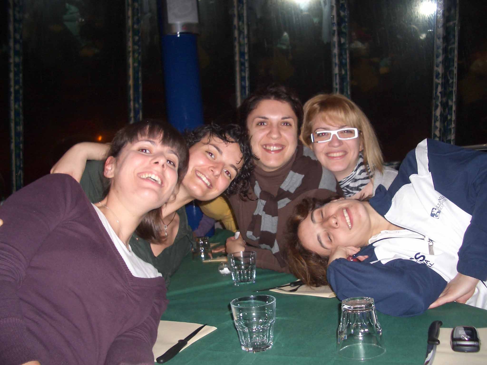 da sinistra a destra: veronica, sara, katerina e airini (le straniere), paola!!!