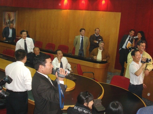 i cinesi riprendono la firma