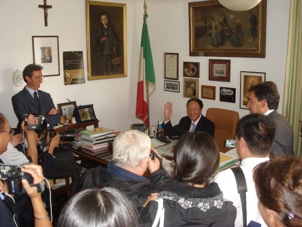 wang xi long seduto nella stanza del sindaco