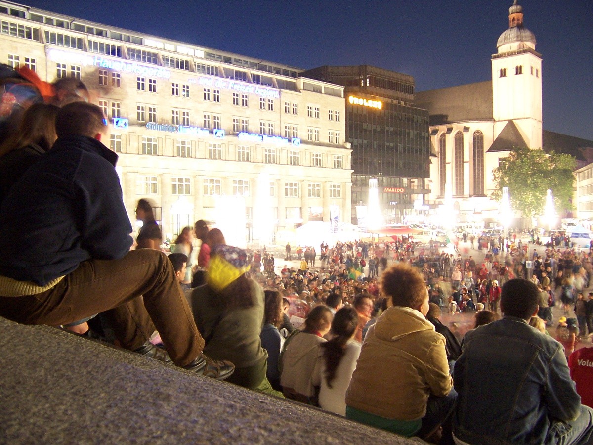 la notte davanti la stazione