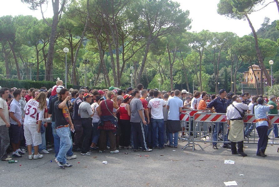 11/9/2005 roma-udinese 0-1: fila davanti la sud..grazie pisanu