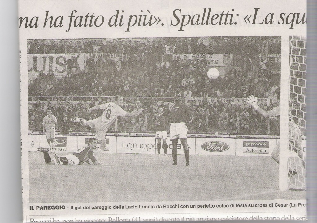  pagina del corriere dello sport del 25-10-2005: sto a fianco al fotografo (sotto lo striscione roma club sulla sinistra) 