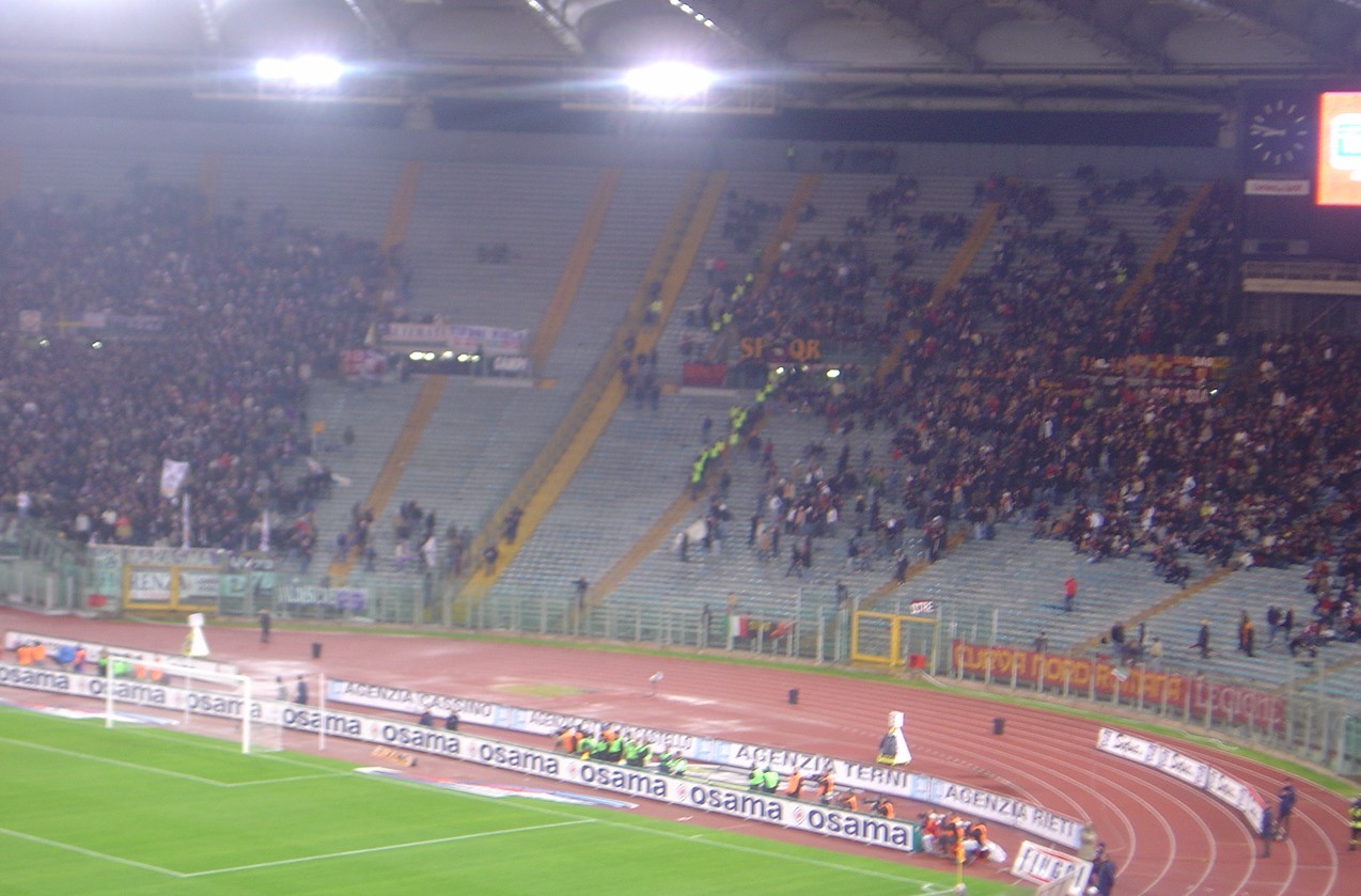 lo striscione trento è mostrato dai romanisti della curva nord: suolato!