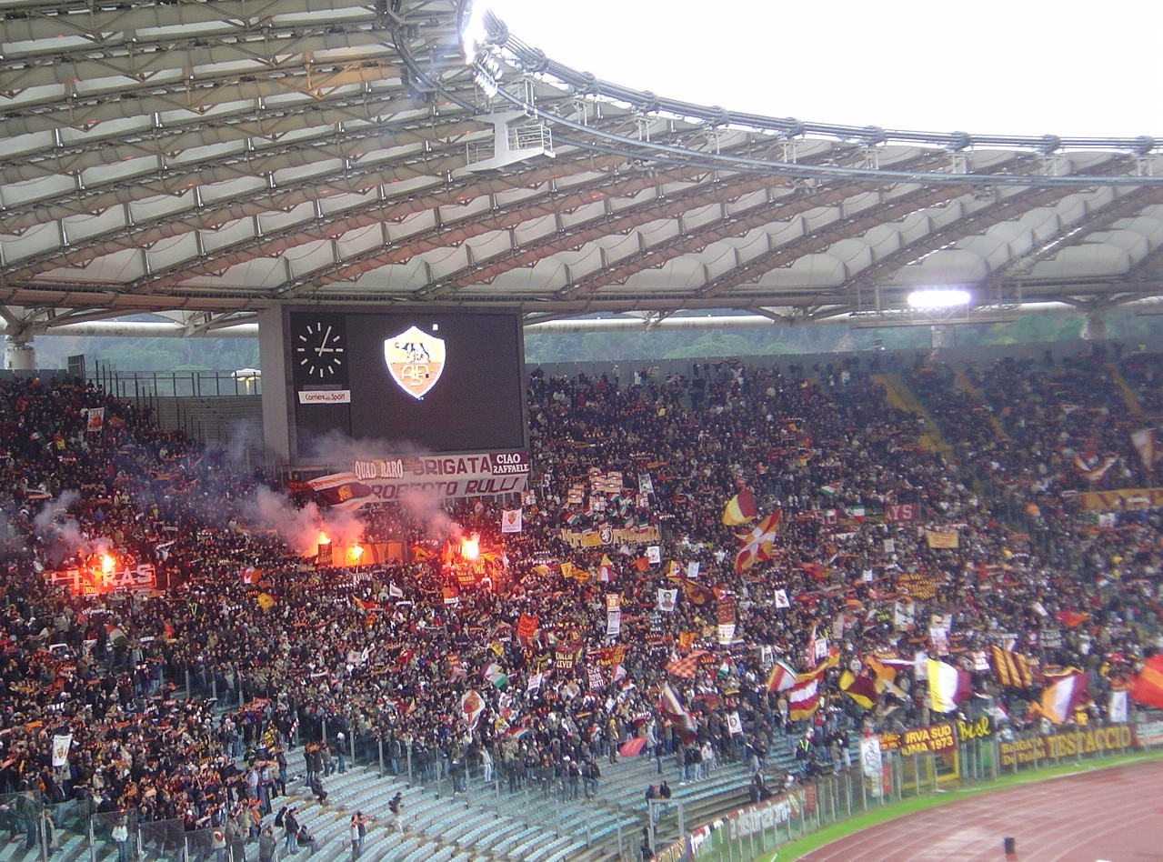 11/12/05: roma-palermo: curva sud con torce (ma pisanu non le aveva vietate?)