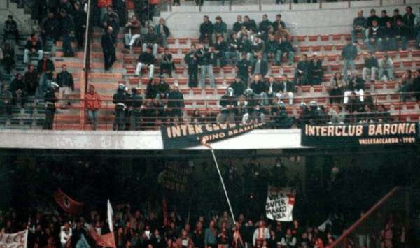 inter-roma: striscione inter bruciato con tecnica originale! 