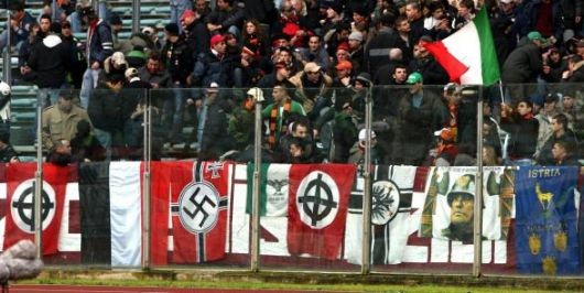 rm-liv:stendardi nazi in curva sud