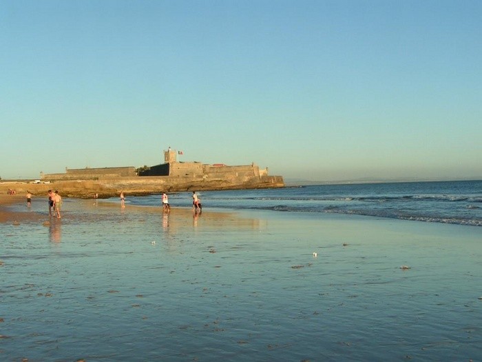 Castello dalla praia vicino lisboa