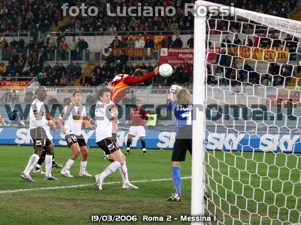 rm-messina 19-3-06:frecaventi sotto la B di vignatello roma club(sciarpa bianca)  