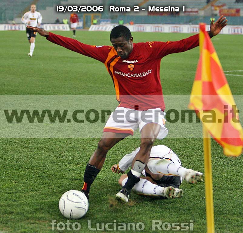 rm-messina 19-3-06:alvarez con striscione lanciano sullo sfondo (foto corederoma)