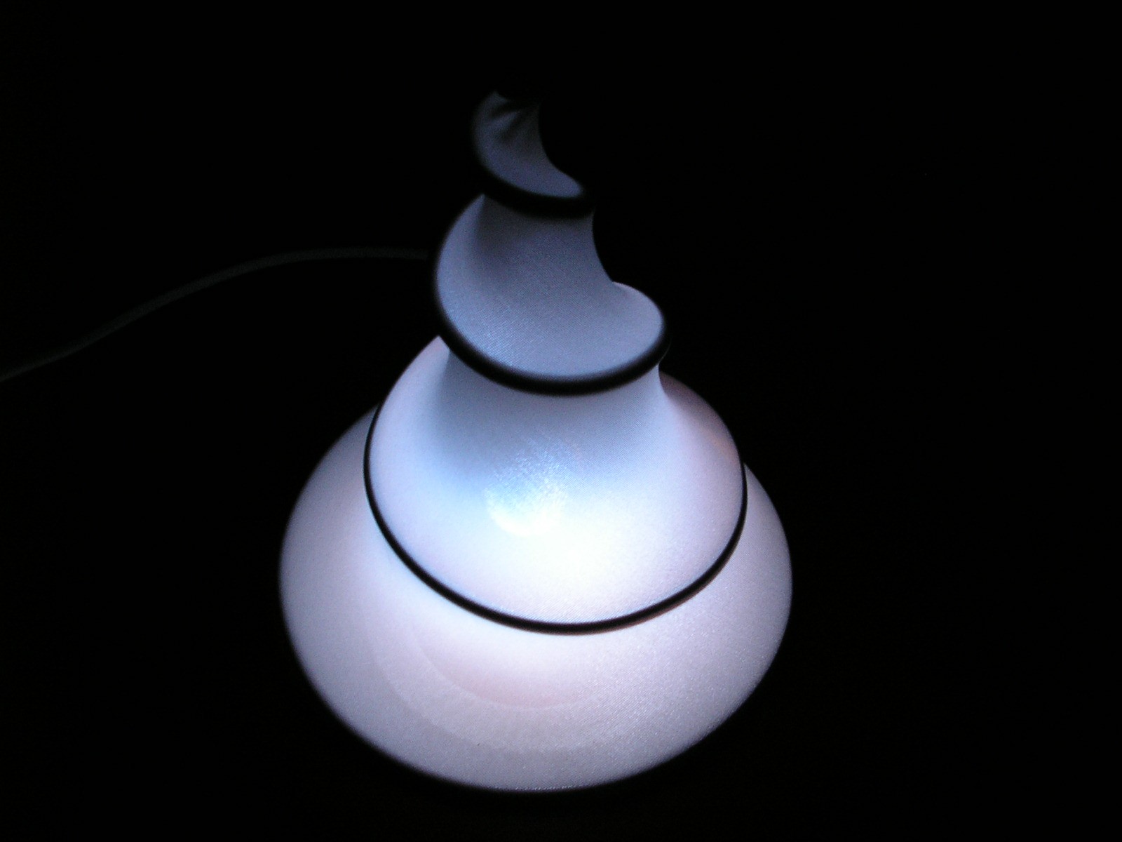 lampada in ferro e tessuto sintetico