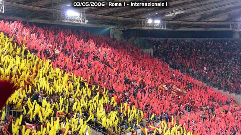 il palloncino giallo in mezzo ai rossi in basso sò io!!