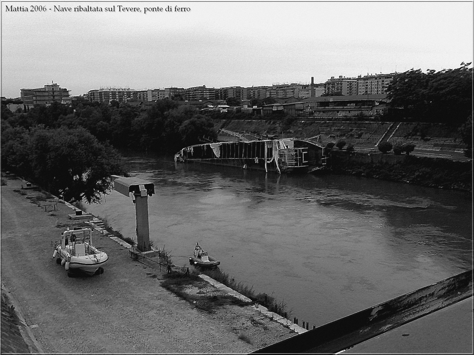 Nave ribaltata sul Tevere