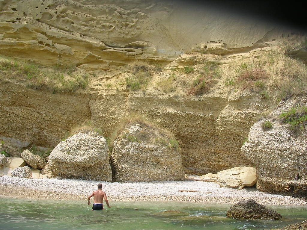 ...spiaggia scoperta x caso...