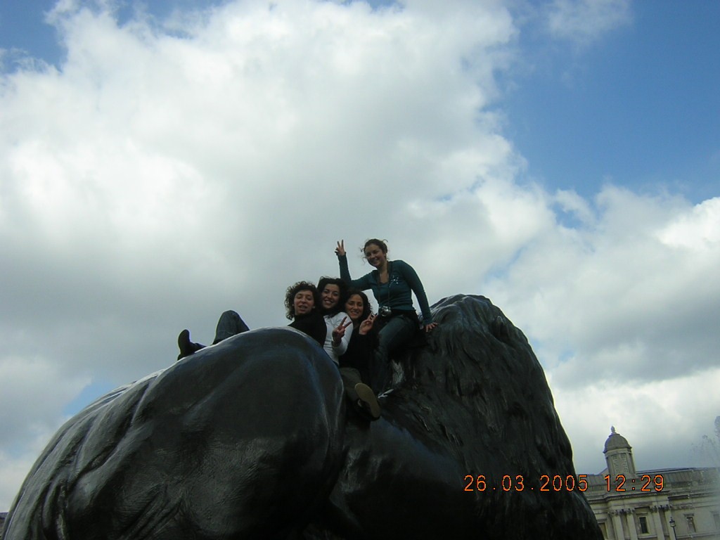 sul leone a trafalgar square!!!!!ce l'abbiamo fatta!!!