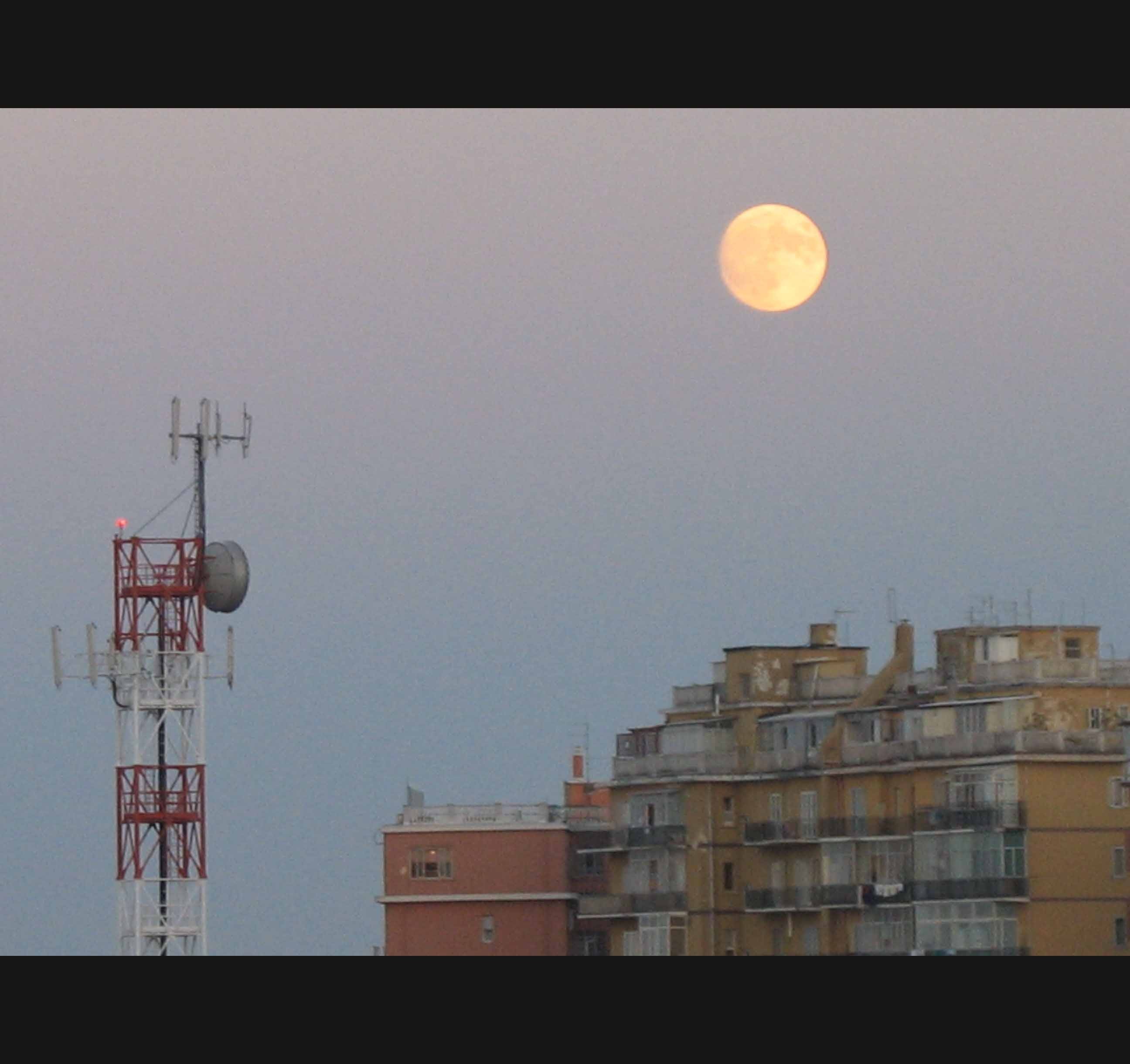 guarda che lunaaaaaaaa