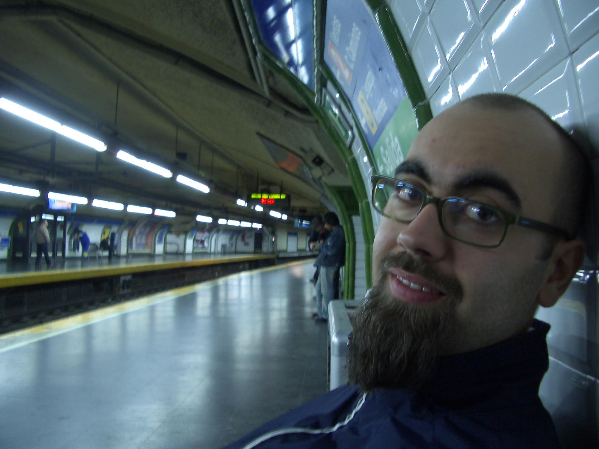 en metro, de madrugada despues de una noche en el 