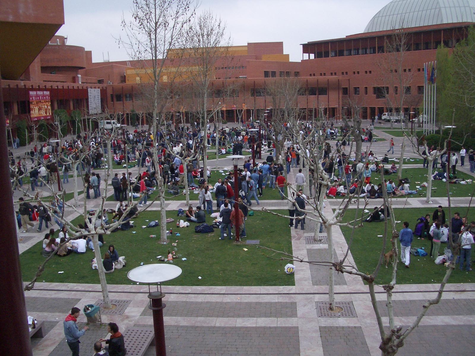 madrid, macrobottellon en mi facultad