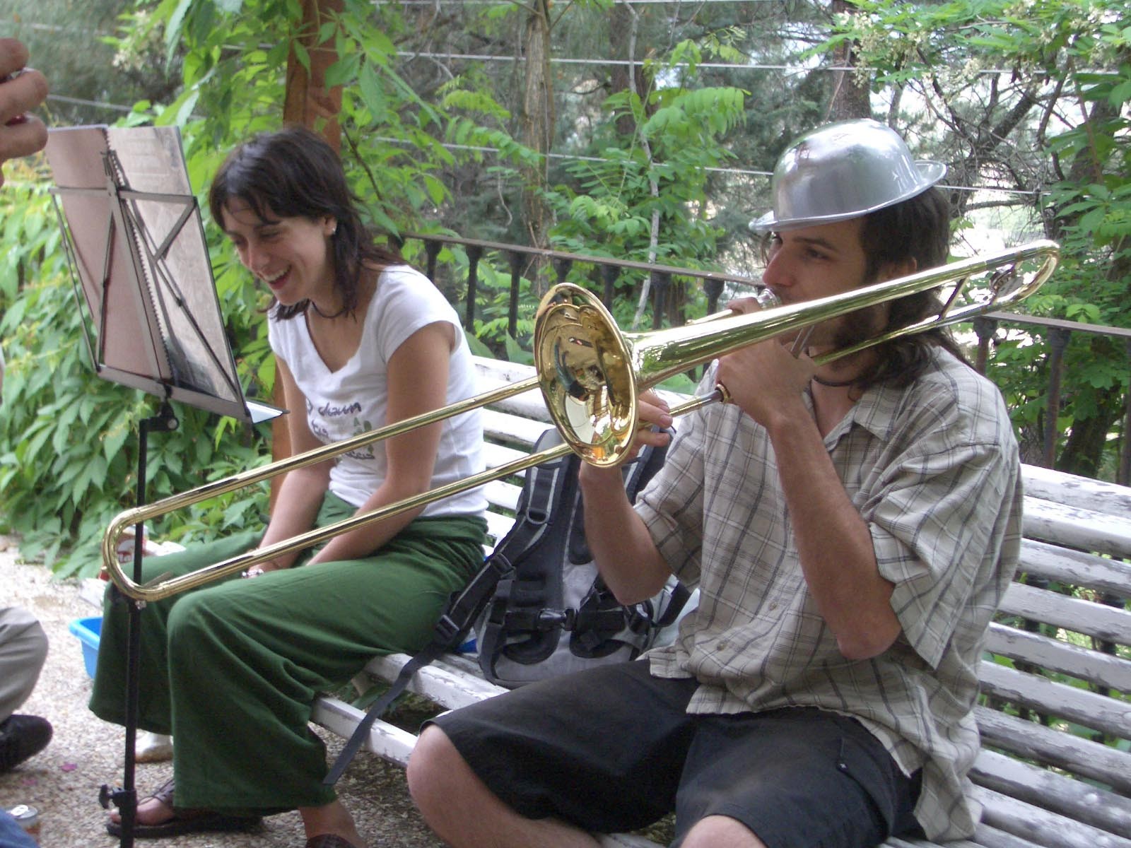 me parece bien que matias toque el trombon en el medio de un bosque a las 11 de la mañana despues de una noche loca!!!