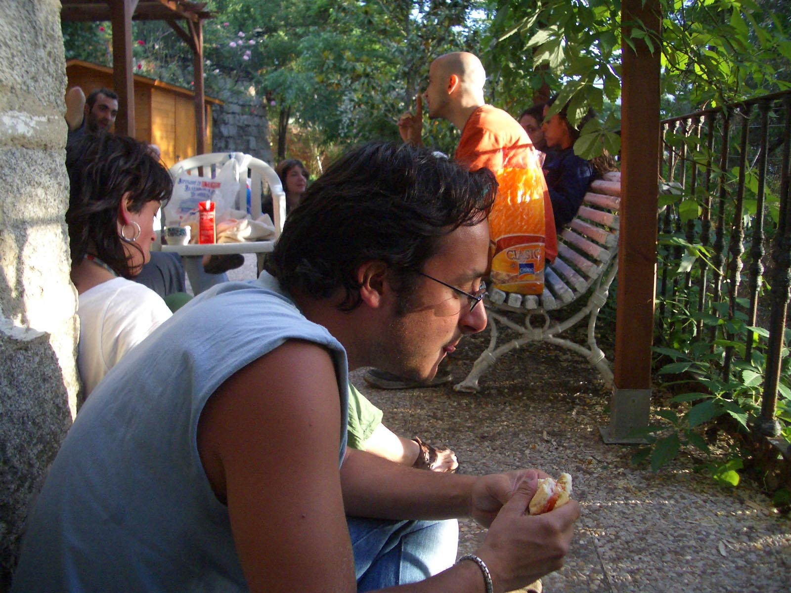 tiemblo, comiendo a las 6 de la tarde despues de 2 dias despiertos de fiesta