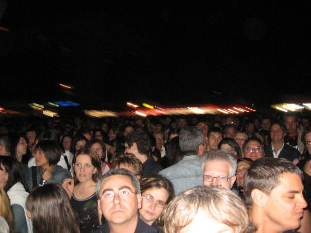 la piazza comincia a riempirsi...