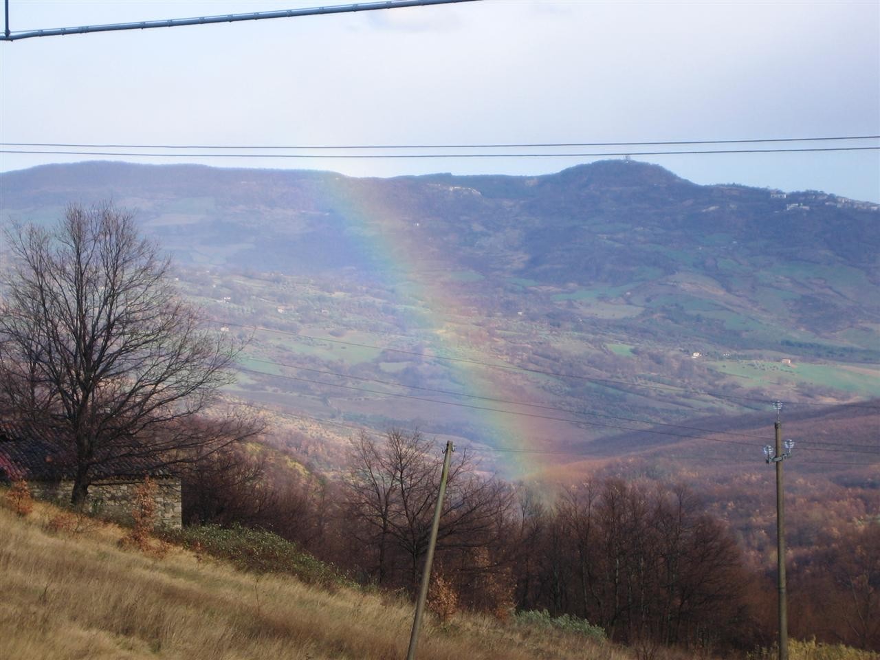 un arcobaleno su uno sfondo patetico