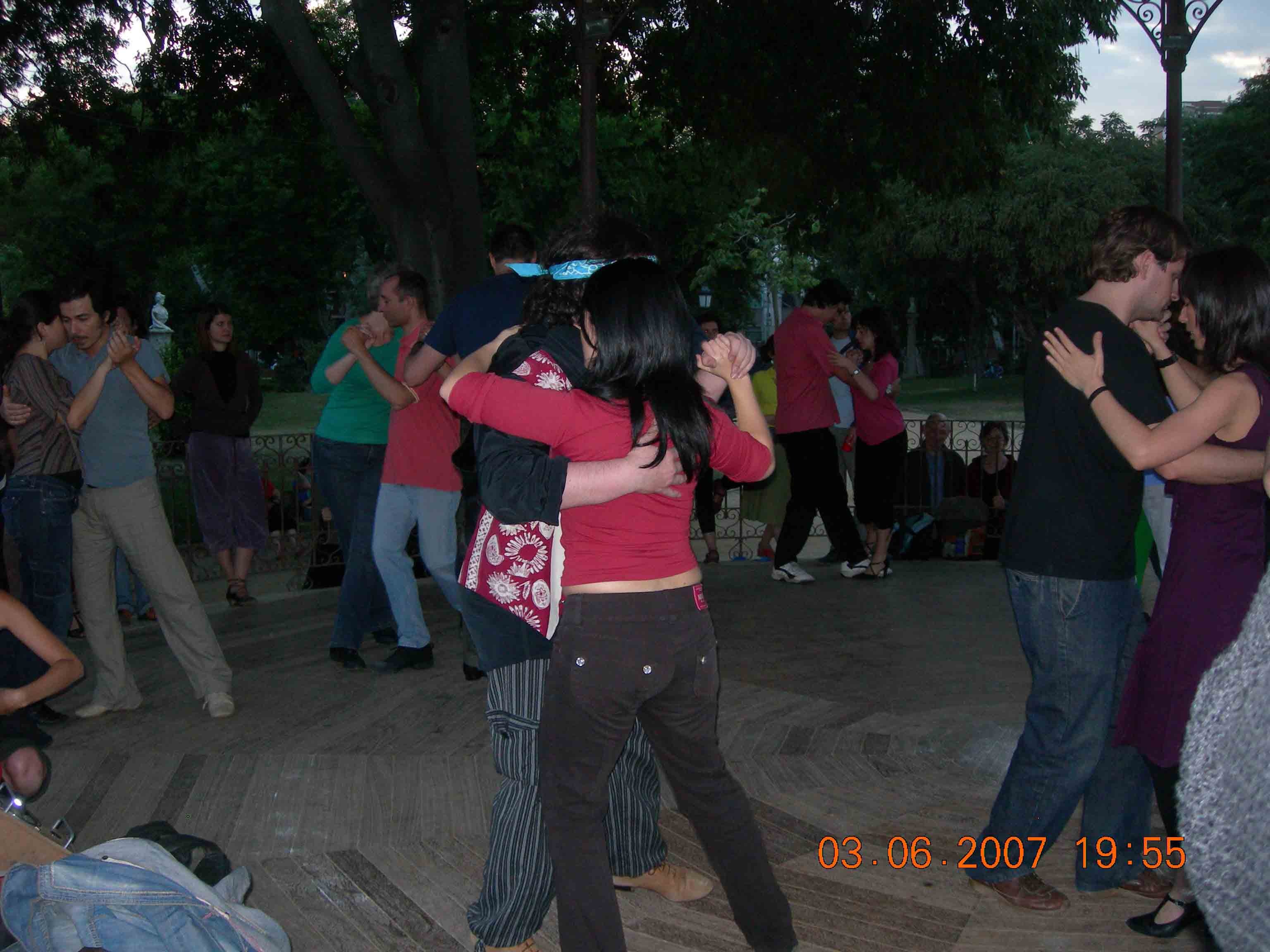 michy que baila el tango en el parque de la ciutadella en barcelona:love: