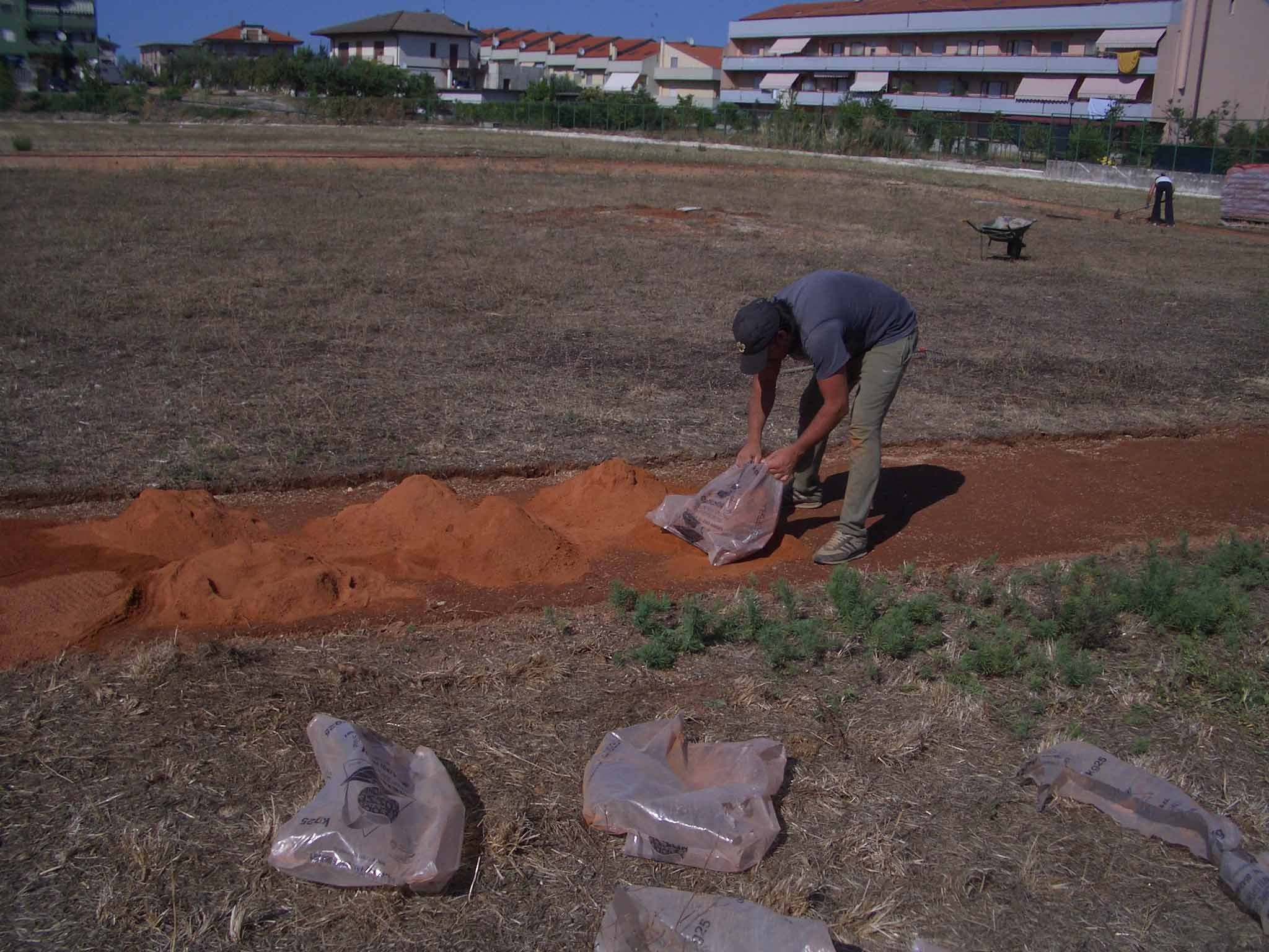 mauro alle prese con i sacchetti di terra