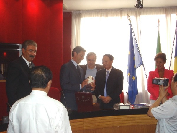 il sindaco paolini riceve uno dei doni della delegazione