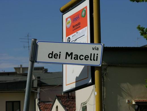 ...appena parcheggiamo notiamo che il destino è qualcosa da non sottovalutare...abbiamo già un'idea di come sarà la nostra serata...:asd: