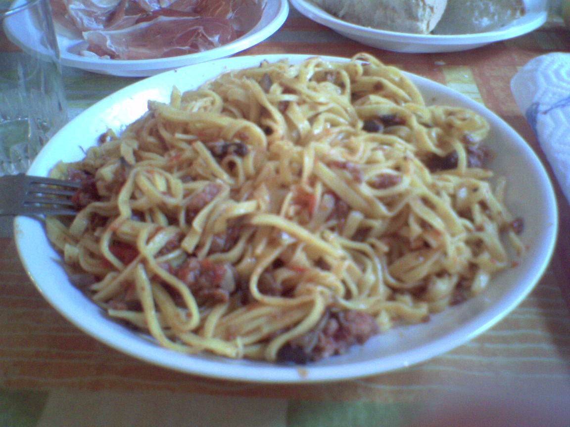 Tagliolini fatti in casa, con sugo di salsiccia, funghi e pomodorini. 