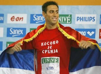 FOTOS - AP - 20-03-2008  Milorad Čavić posa con la bandera serbia y una camiseta en la que se lee 