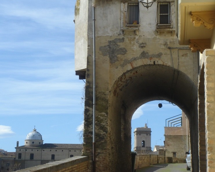 cattedrale e torre civica viste da lancianovecchia