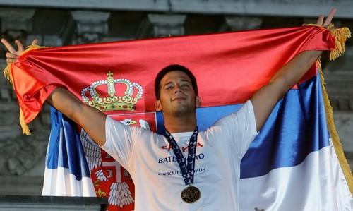 BELGRADE, 3 August 2009 Serbia's national water polo team captain Vanja Udovičić flashes the 3-finger salute and wave national flag during a welcome ceremony in Belgrade. Serbia won the gold medal in the World Championships (Beta)