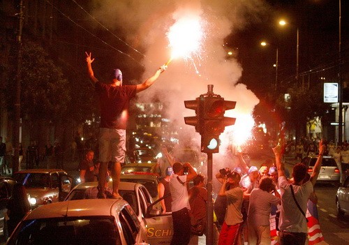 BELGRADE, 2 August 2009 Belgraders celebrate Serbia's water polo world champions title (Beta)