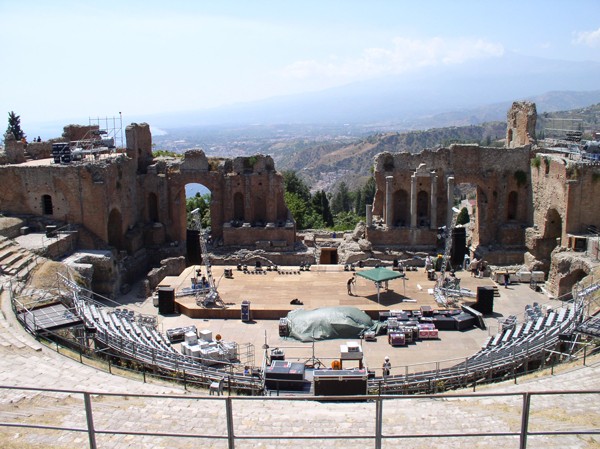 il teatro sonnecchiava al sole